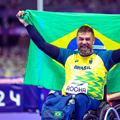 Andre com Bandeira Paris
